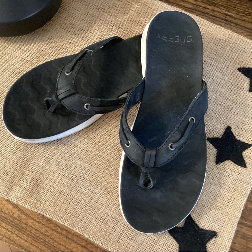 Sperry Women’s Black Leather Thong Sandals. Size 8.   B4